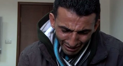الشرطة الفلسطينية تعذب معتقلا بشكل وحشي الشرطة الفلسطينية تعذب معتقلا بشكل وحشي