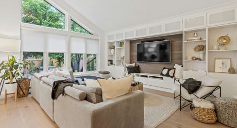 كيف تجعلين الحائط في غرفة المعيشة نقطة جذب رئيسية في الديكور؟