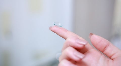 مخاطر العدسات اللاصقة وكيفية استخدامها بأمان