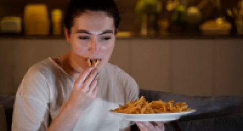 دراسة: تناول الطعام ليلًا قد يزيد من مخاطر الإصابة بأمراض القلب