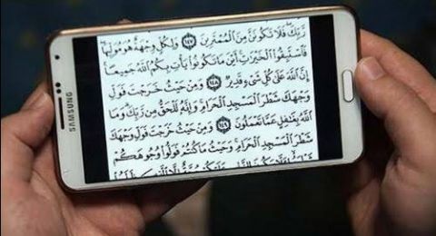 هل ثواب قراءة القرآن من الهاتف أقل من المصحف الورقي.. تعرف على خلاف العلماء