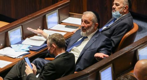 استقالة بلا انسحاب… هل يكسب شاس الوقت أم يفاقم الأزمة؟