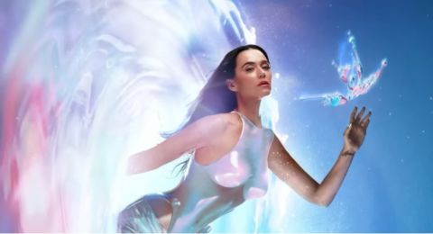 (شاهد) نجاة كاتي بيري من حادث مروّع أثناء حفل في سان فرانسيسكو