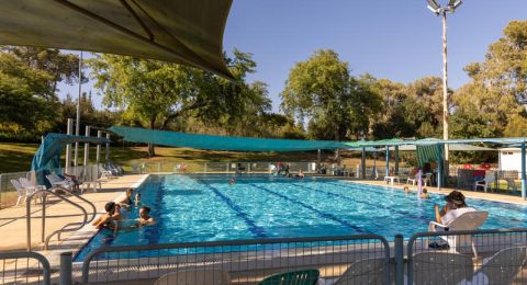 أسعار دخول المسابح في إسرائيل ترتفع بشكل غير مسبوق في صيف 2025