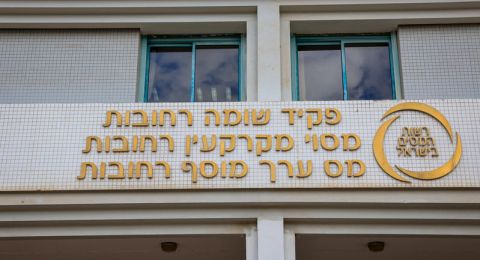 سلطة الضرائب تبدأ بتحويل منح العمل لمئات الآلاف