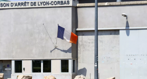 هروب هوليودي.. سجين يفر في حقيبة آخر مفرج عنه في فرنسا!