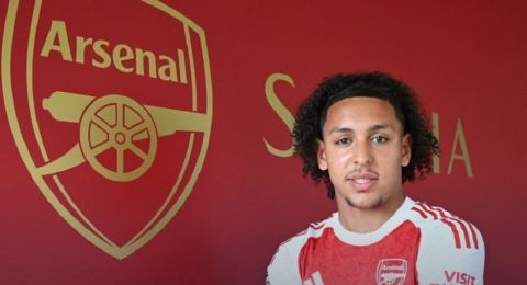 موهبة مصرية يوقع على عقد احترافي مع أرسنال