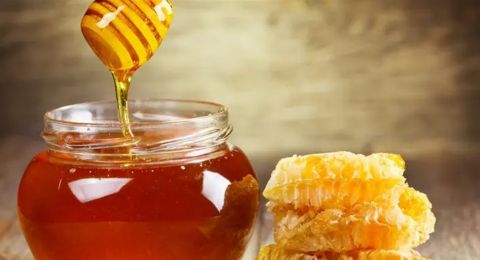 ماسك العسل للشعر: سرّ الجمال الطبيعي لخصلات ناعمة ولامعة