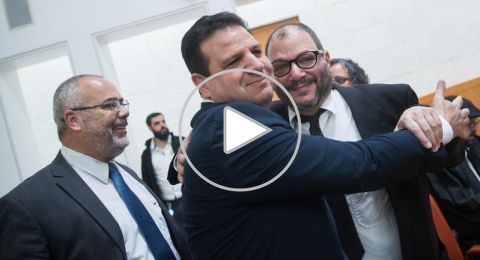 بعد تحطيم سيارته وهو بداخلها: اليمين يعتدي على النائب عودة ايضًا على منصة الخطابات!