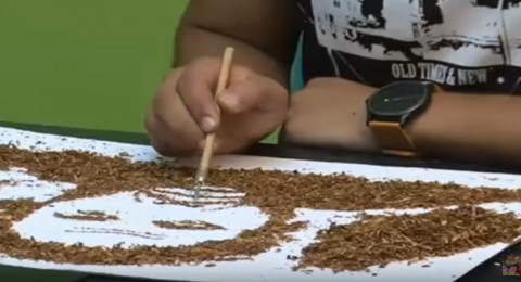 مصري يرسم لوحاته بالتبغ للتحذير من التدخين