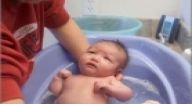 كيفية وطريقة تغسيل المولود حديثا كيفية وطريقة تغسيل المولود حديثا