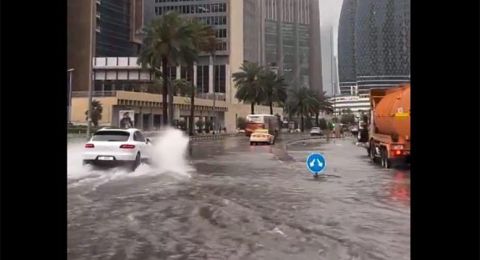 أغرقت المطارات.. مشاهد من الفيضانات الضخمة التي ضربت الإمارات