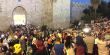 مئات المقدسيين يحتفلون بحلول شهر رمضان