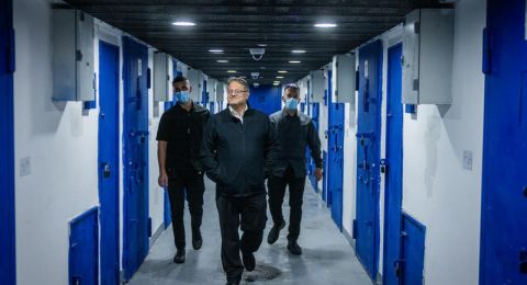 الأمن القومي الإسرائيلي يوصي برفض زيارات الصليب الأحمر لأسرى غزة وبن غفير يعارض