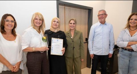 جائزة الموظفة المتفوقة في وزارة المعارف في لواء حيفا تمنح للسيدة سيناء زحالقة