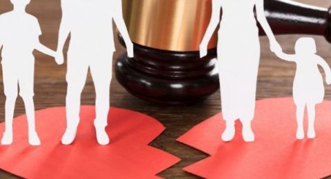 حكم من ضمن لفظ الطلاق في كلامه ولم ينوِ إيقاعه