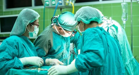 بسبب اضطراب نادر..استخراج قلمين من معدة شابة تركية!