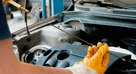 انتبه حتى لا تندم.. 5 خرافات شائعة عن زيت موتور السيارة