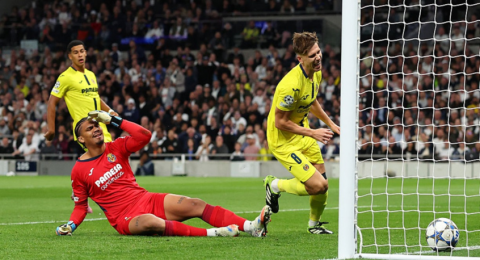 حارس فياريال يسجل في مرماه 