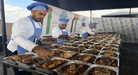 الحملة الأردنية والهيئة الخيرية الهاشمية توزعان وجبات ساخنة في شمال وجنوب غزة