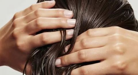 أخطاء تدمر شعرك المبلل.. ابتعدي عنها