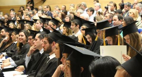 ربع الإسرائيليين الحاصلين على اللقب الجامعي الثالث يعيشون خارج إسرائيل