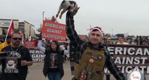 مظاهرة ضد الإسلام والمسلمين في ولاية تكساس تخللها وضع القرآن الكريم في فم خنزير