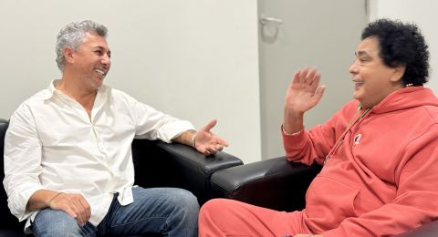 عمر عبد اللات ينشر صورة مع محمد منير من ملعب لوسيل، فمن يشجع منير؟