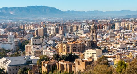 ما الذي يجب أن تحمليه في حقيبتكِ عند السفر إلى إسبانيا؟