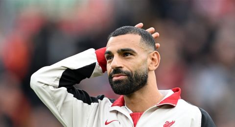 أثار الجدل بعضلاته المفتولة.. محمد صلاح يستمتع بعطلته على أحد الشواطئ