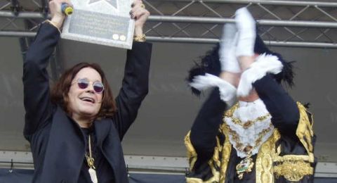 نجم عالمي يثير جدلاً واسعاً ببيع حمضه النووي داخل عبوات شاي مثلج فارغة!