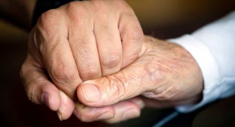 بعد إصابته بالخرف وابتعاده عن الأضواء.. أول ظهور علني للممثل الشهير شاهدوا كيف أصبح