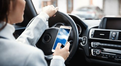 أكثر من ألفيّ سائق تلقوا مخالفات الأسبوع الماضي بسبب استخدام الهاتف