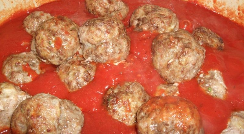 كفتة بالبندورة Bb0Meatballs_added_to_tomato_sauce