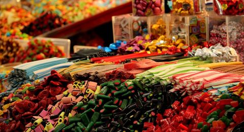 سلوك غذائي غير صحي: 79% من الأهالي يقدمون الحلوى لأطفالهم بشكل متكرر