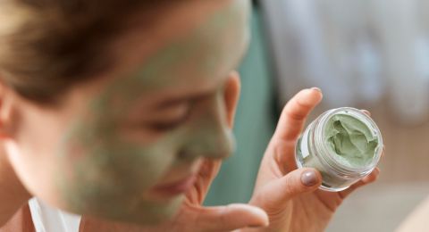 علاجات طبيعية تجميلية لاقت رواجاً في العام 2024.. لتجديد روتينك الجمالي