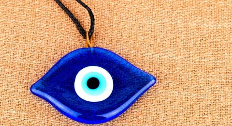 تعليق الخرزة الزرقاء للتجمل بها.. رؤية شرعية