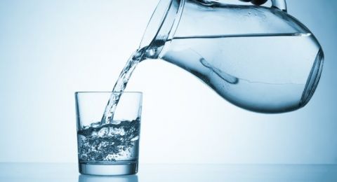 لماذا ينصح بشرب كوب من الماء الدافىء قبل تناول الطعام؟