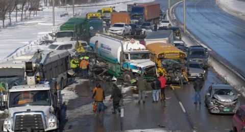 بسبب الثلوج: حادثٌ ضخم بين 200 مركبة.. وعشرات الإصابات!