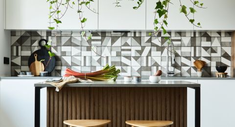 دليل شامل لتصميم باكسبلاش فخم وعملي ومثالي لمطبخك