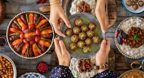 إتيكيت الضيافة في رمضان واستقبال المدعوين بأناقة في المنزل