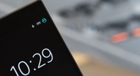 تحذير لمستخدمي آيفون وأندرويد..إعداد شهير يستنزف البطاريات!