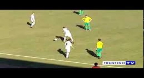 شاهد..كيف تتغلب الروح الرياضية على النتيجة في المباراة!! شاهد..كيف تتغلب الروح الرياضية على النتيجة في المباراة!!