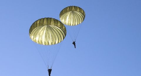 وجهات سياحية خاصة بعشاق القفز بالمظلات