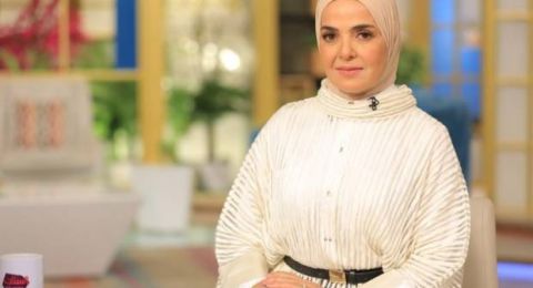 منى عبد الغني تنهار باكية أثناء أداء مناسك الحج على جبل عرفات