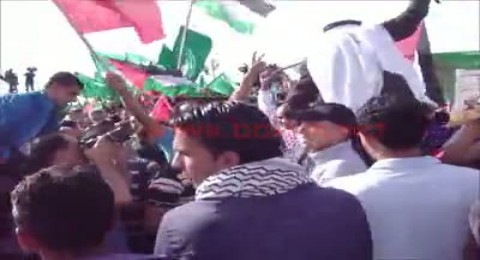 شباب فلسطينين يرقصون شباب فلسطينين يرقصون