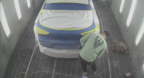 شاهد: شاب ينجو بأعجوبة من انفجار فرن لدهان السيارات في الخليل