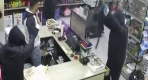 شاهد: سطو مسلّح على مول تجاري شرق قلقيلية- لحظات مُرعبة