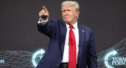 البيت الأبيض يبرر وصف ترامب لمراسلة صحافية بـ