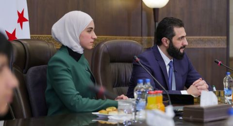 فيديو: لفتة احترام من الرئيس السوري أحمد الشرع تجاه زوجته تثير تفاعلاً واسعاً